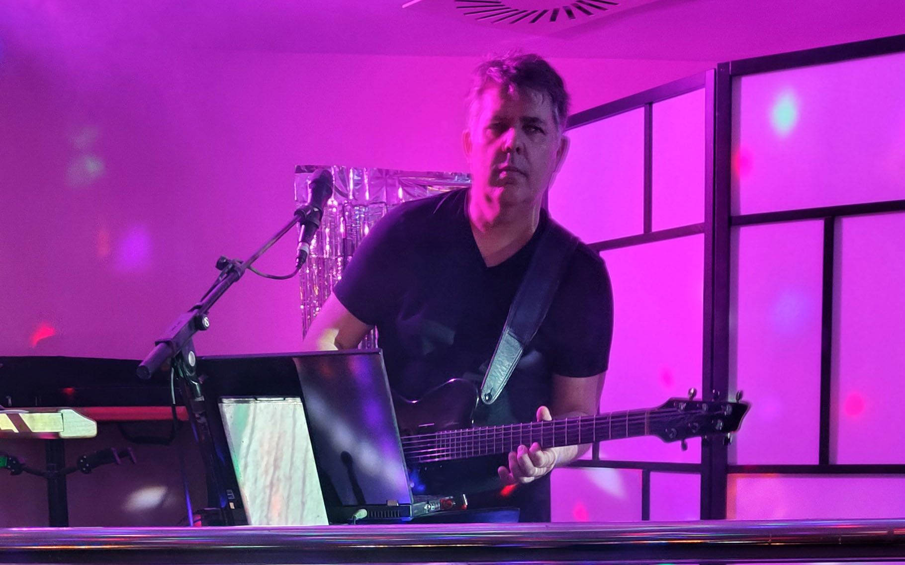 Walter Kain bei einem Live-Auftritt | Walter Kain na nastupu uživo