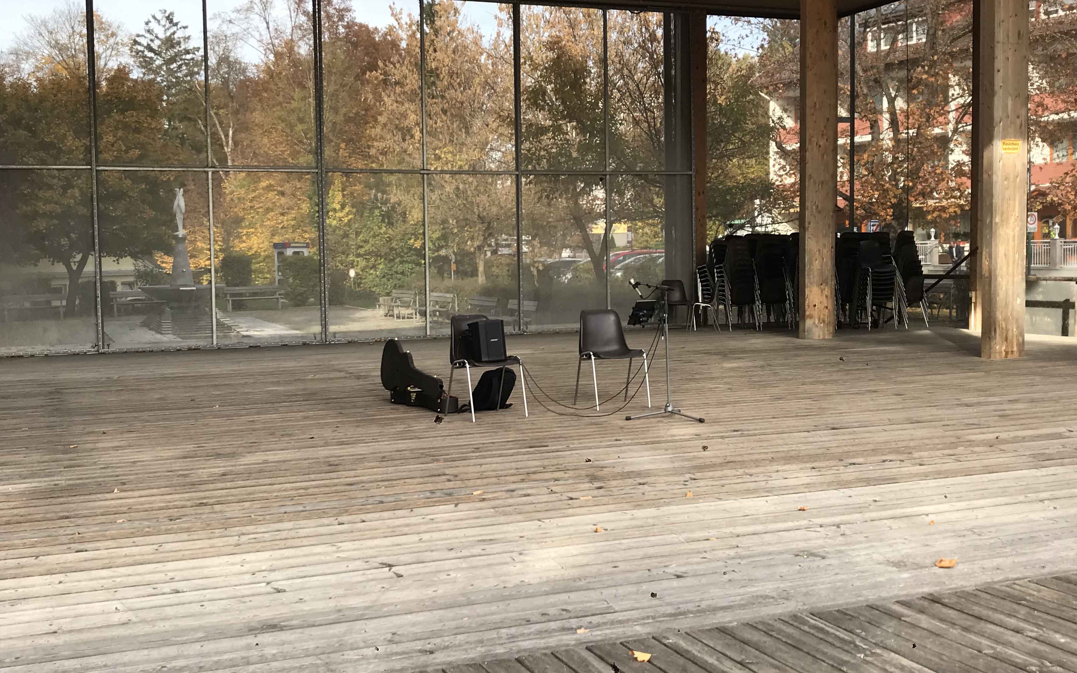 Walter Kain mit Gitarre auf der Bühne | Walter Kain s gitarom na pozornici